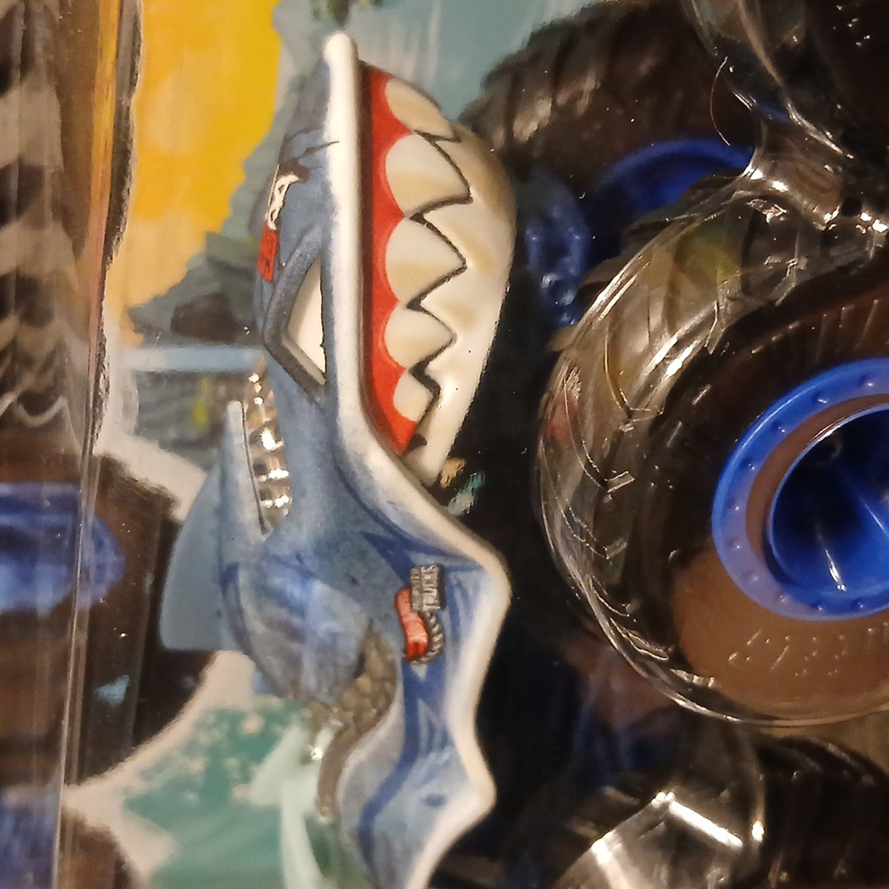 Hot Wheels Monster Trucks - Blue and Green Great Bite Vs Rageasaur - Picture 2 of 7